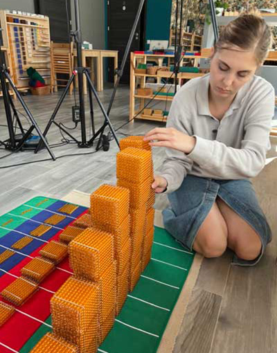 Montessori Po Sąsiedzku - miejsce, gdzie dziecko wraz z dorosłym może doświadczyć pracy z materiałami Marii Montessori, uczyć się samodzielności i rozwijać swoje zainteresowania